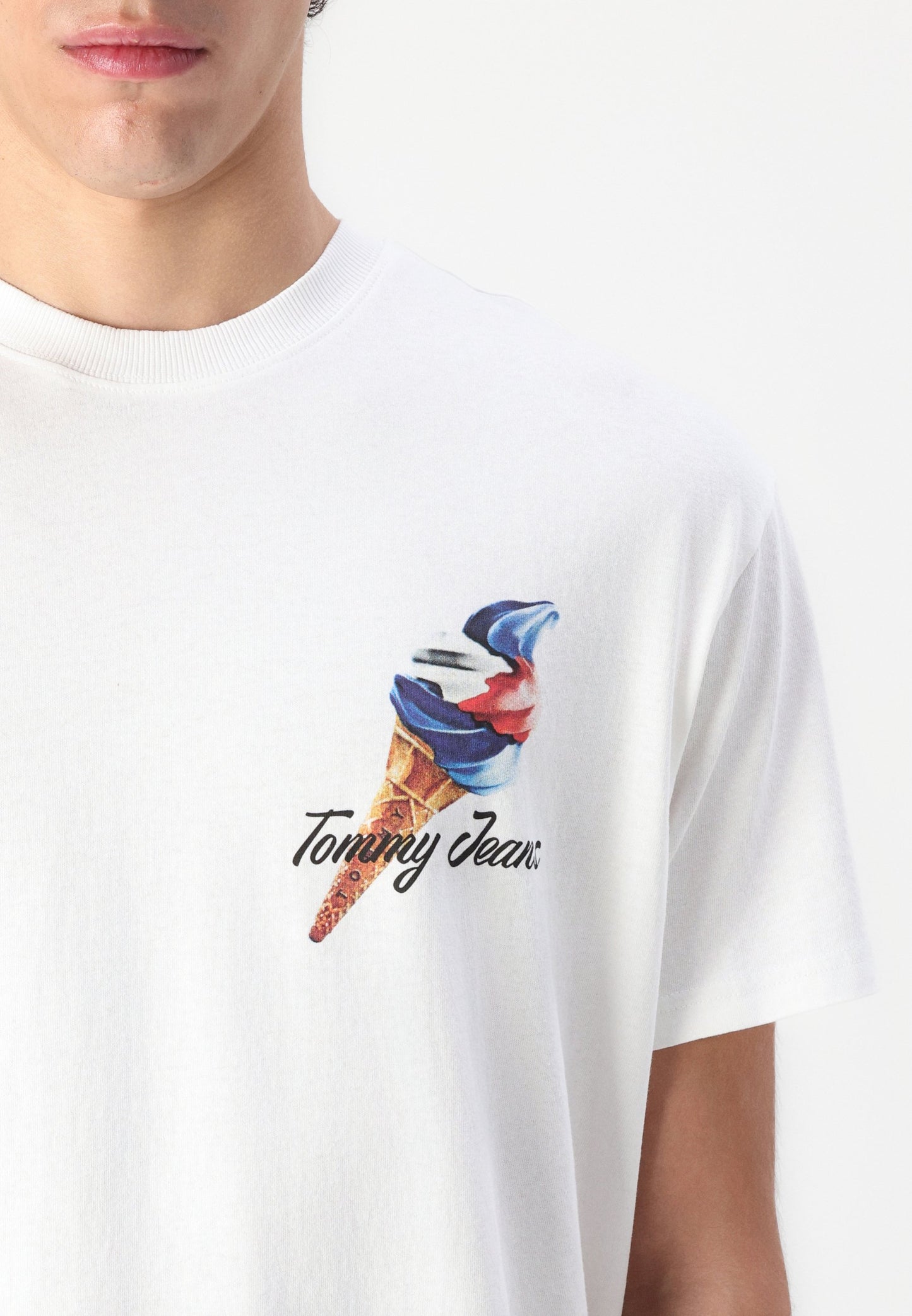Tommy Jeans Linear Chest Logo T-Shirt