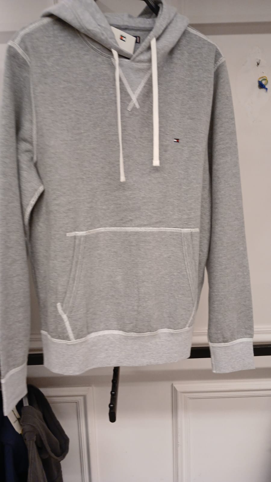 Tommy Hilfiger Hoodie – Cozy & Comfortable